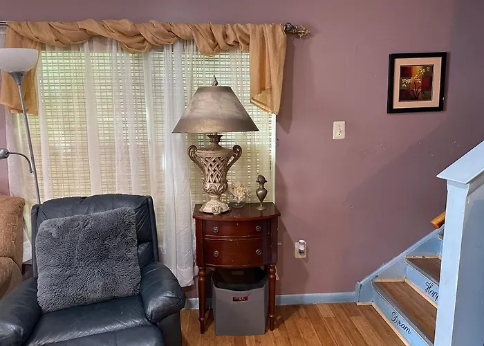 Colorful 3 Bedrooms Twin Home Near Center